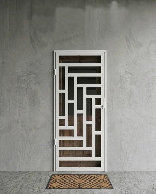Puerta blanca de herrería con diseño de bloques