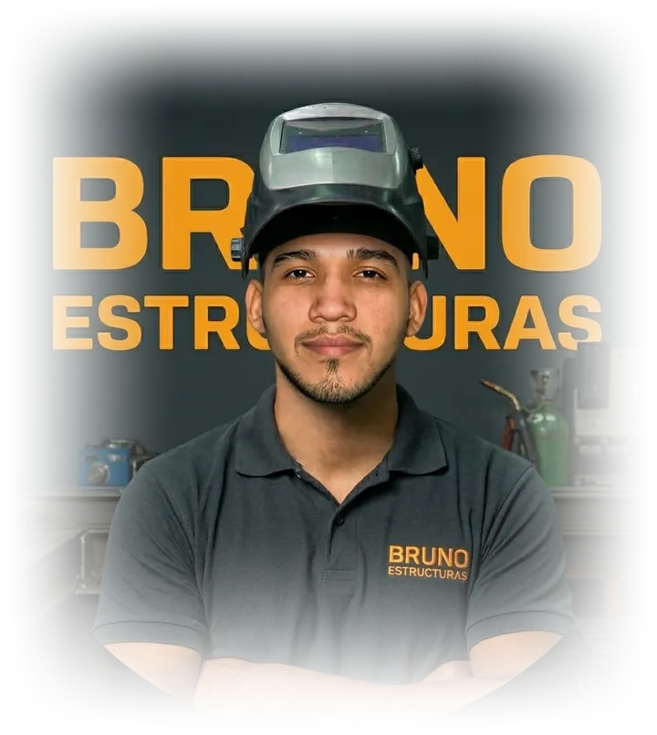Bruno, herrero de Bruno Estructuras, con casco de soldar en su taller