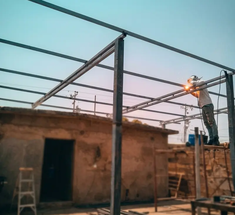 Soldando la estructura metálica de un techo